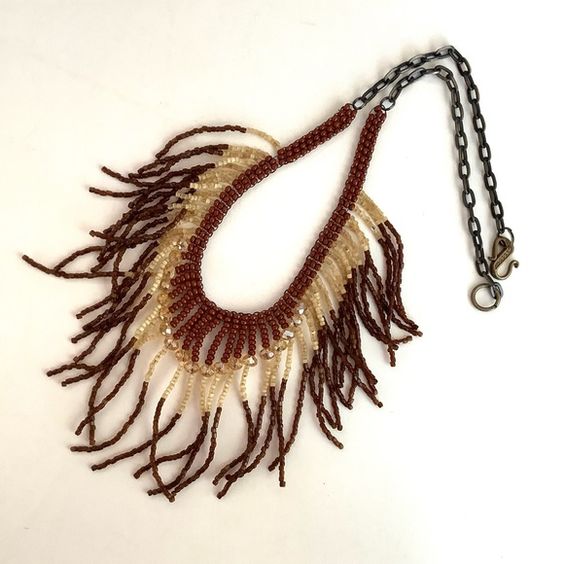 Fringed necklace for a symbolic look