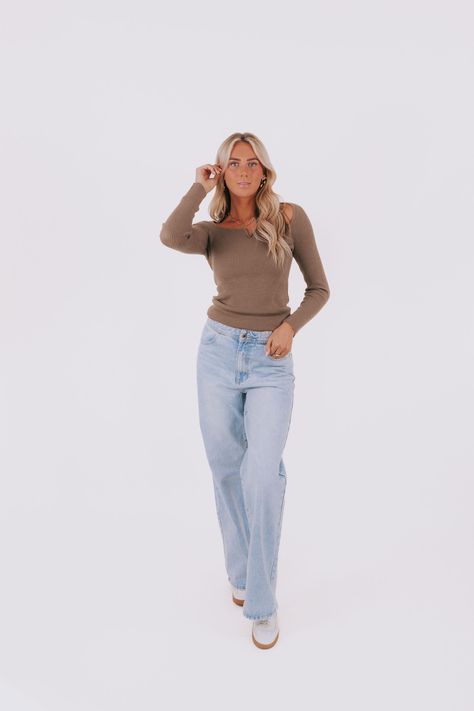 Mocha Mousse knit top with light-wash jeans